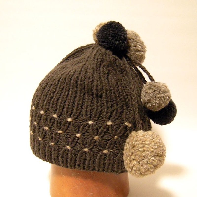 揺れるポンポンとスモッキングがポイントの手編みのニット帽。 可愛さもありながら懐かしい雰囲気【PL1200-Brown】 - 帽子 - 其他材質 咖啡色