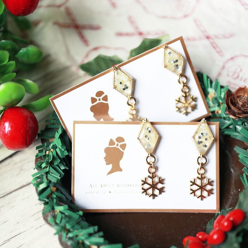 Christmas limited series - winter の snowflake small angle ear - Earrings & Clip-ons - Other Materials White