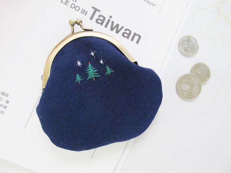 [Hand embroidery] Small tree mouth gold bag / coin purse / Christmas tree without hole round mouth hand embroidery - กระเป๋าใส่เหรียญ - ผ้าฝ้าย/ผ้าลินิน สีน้ำเงิน
