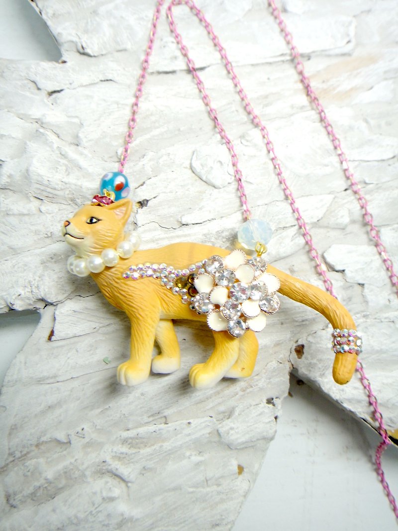 TIMBEE LO cat necklace decorated with small flower crystal Stone cute Japanese style - Necklaces - Plastic White