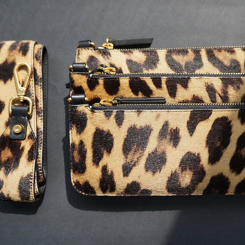 Dark brown leopard print three-layer zipper diagonal bag / clutch - กระเป๋าคลัทช์ - หนังแท้ 