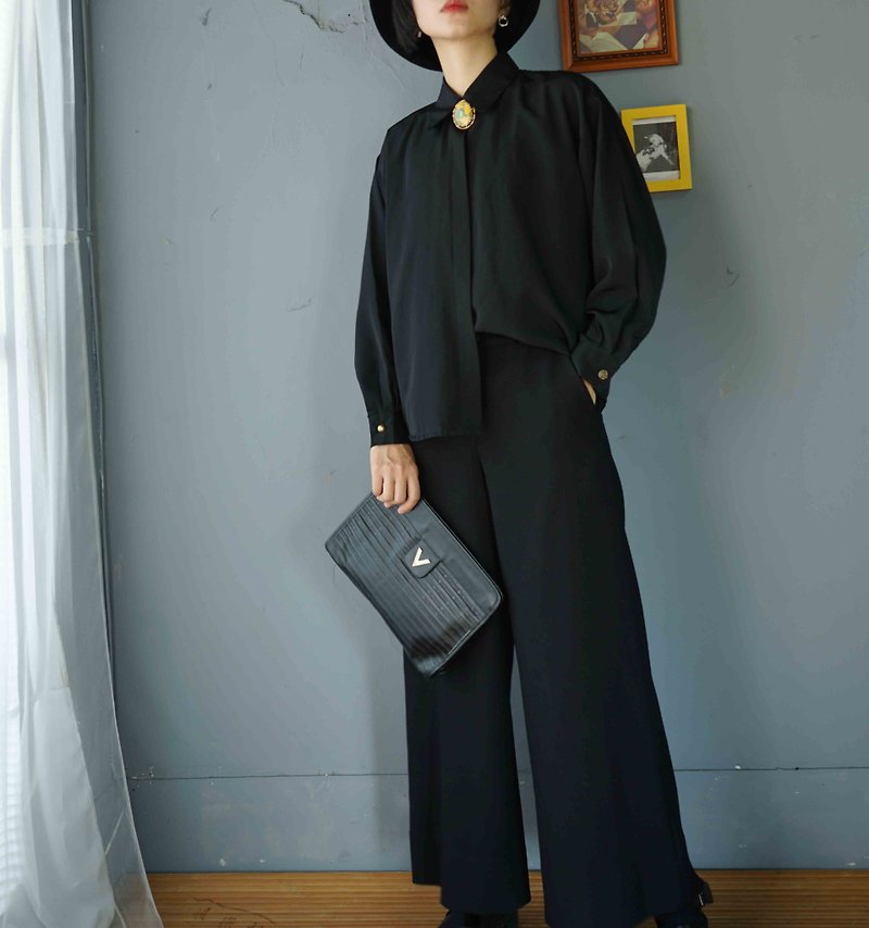 Treasure Hunting Vintage-Personalized black drape minimalist shirt - เสื้อเชิ้ตผู้หญิง - เส้นใยสังเคราะห์ สีดำ