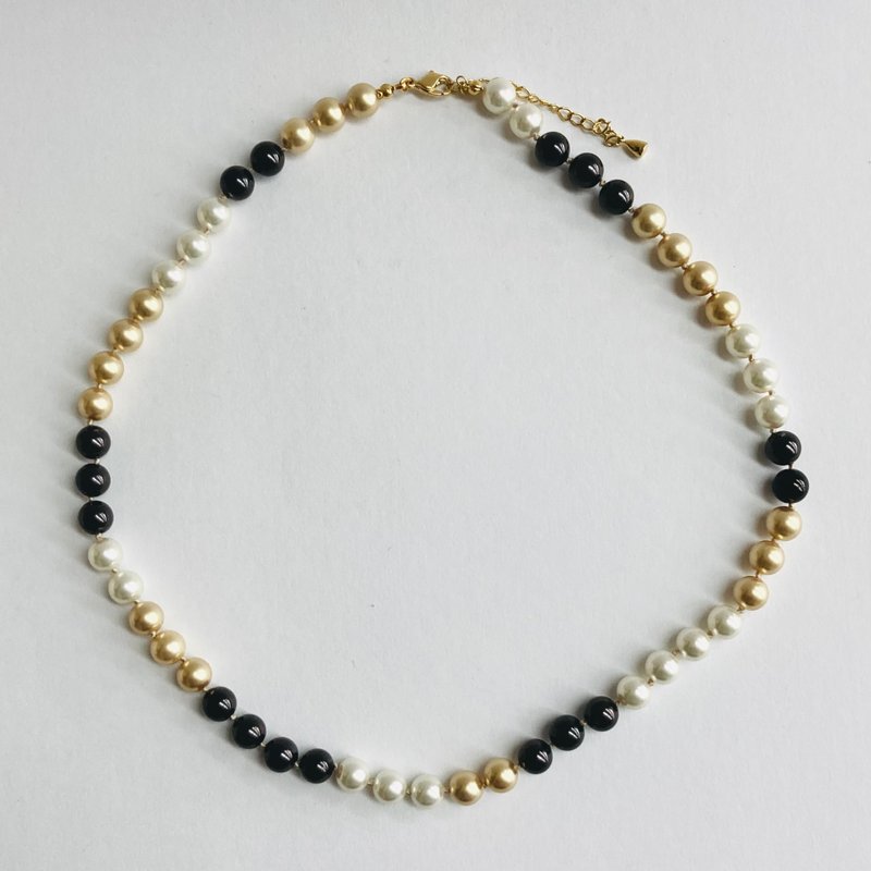 Glass pearl asymmetrical all-knot medium necklace/8mm approx. 50cm/gold x black mix/made in Japan - Necklaces - Glass Black