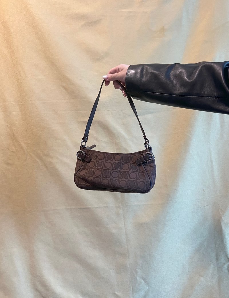 Ferragamo Gancini-print Shoulder Bag中古馬蹄扣啡色腋下包 - 手提包/手提袋 - 其他材質 咖啡色