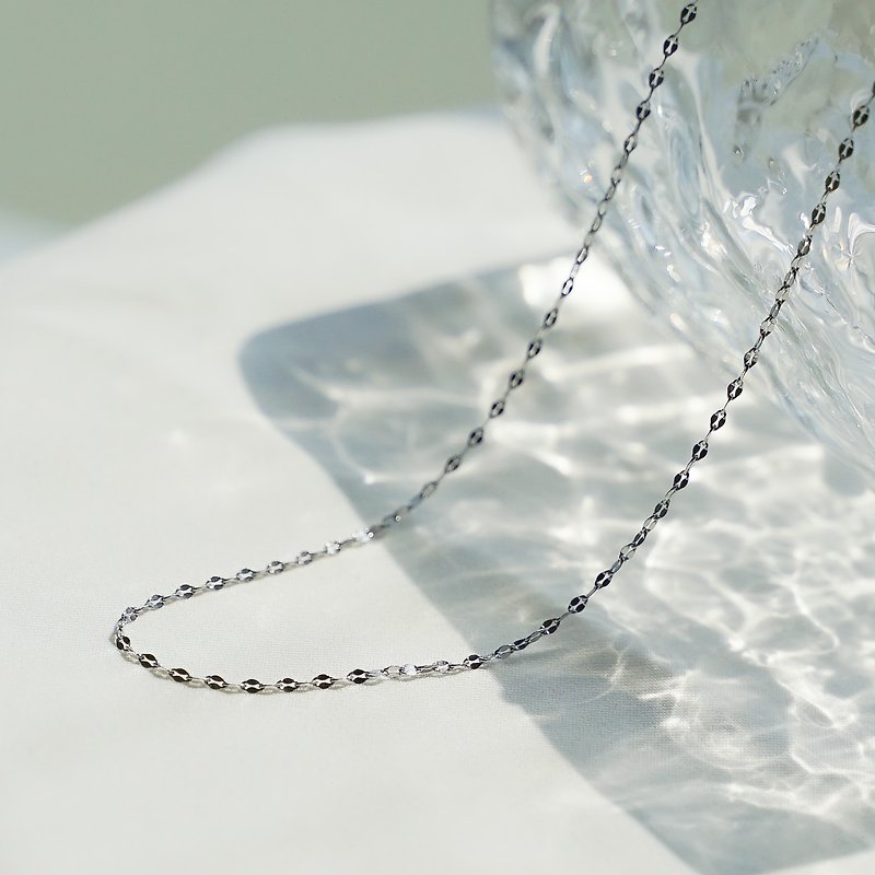Delicate lip piece cut flower necklace clavicle chain anti-allergic medical steel can be worn bath - สร้อยคอ - สแตนเลส สีเงิน