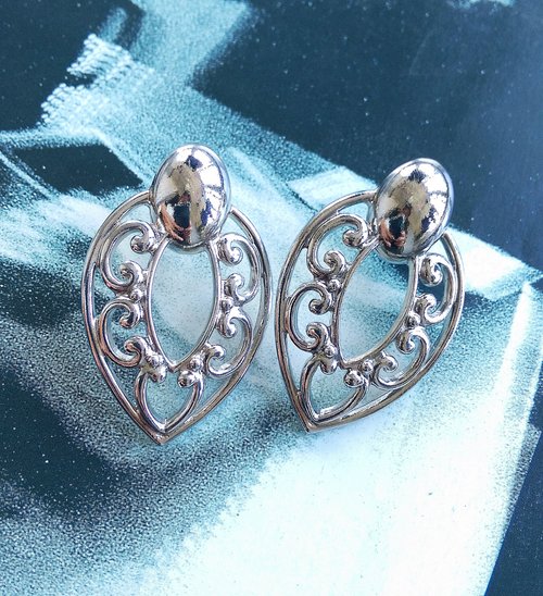 老時光角落 Vintage Jewelry 西洋古董飾品 AVON 銀色調 簍空 優美 針式耳環
