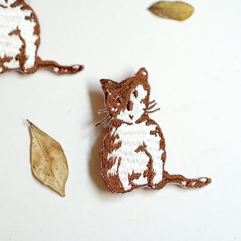 ビスケットの小さなタブビー猫の刺繍ピン - ブローチ - 刺しゅう糸 ブラウン