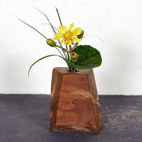 driftwoodartdesign お気に入りの花を飾ってみませんか 流木の花器、木の花瓶、vase、小さな花瓶、木の一輪挿し ５１