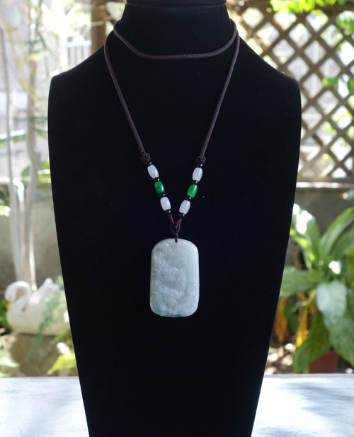 ビルマ緑翡翠昇り龍ペンダント(整理番号:W171) 翡翠(宝石名ジェダイト(翡翠))ビルマ産 1.359ct ソ付(彩珠