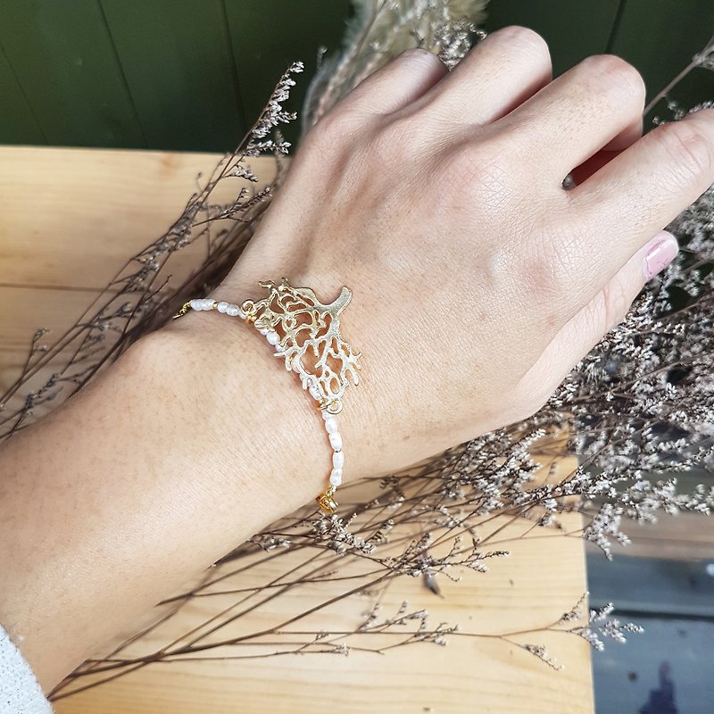 Bronze hand-made natural rice grain pearl tree shape necklace & bracelet dual-use design - สร้อยข้อมือ - ไข่มุก ขาว