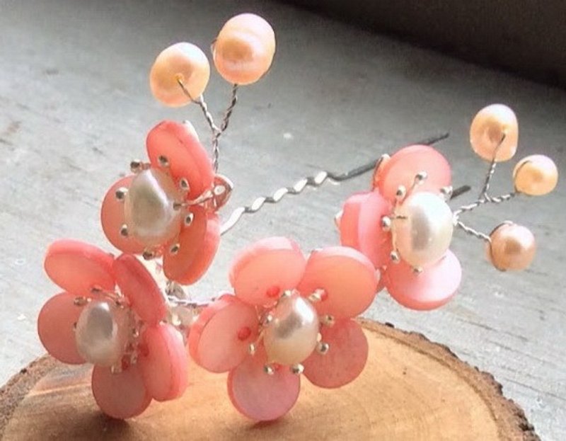 Handmade by Meow~shell plum blossom small U hairpin (pair/water red) - Hair Accessories - Other Materials Red