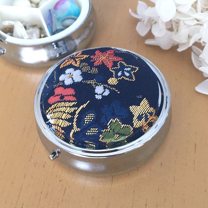 Pillbox with Japanese Pattern ( Large / 3 compartments / Silver ) - Gold Brocade - กล่องเก็บของ - โลหะ สีน้ำเงิน