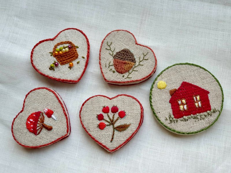 手工刺繡別針/喜悅之秋系列/ABCDE - 胸針 - 繡線 