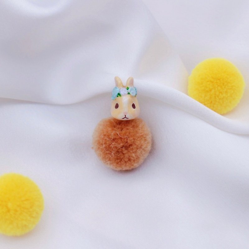 Creme d'Argent Rabbit with garland |  Earrings or Earclips - ต่างหู - ดินเหนียว 