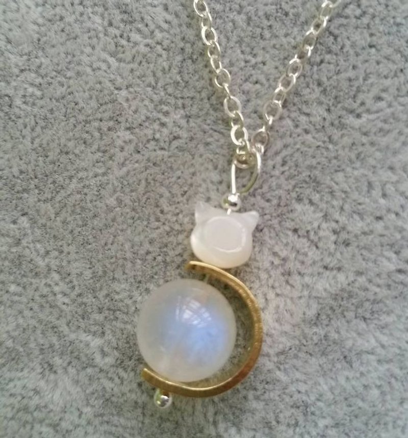 ~10mm 藍光月亮石 黃銅， 貝母貓 925 純銀頸鍊 10MM moonstone with cat shape mother pearl 925 silver necklace - 項鍊 - 寶石 藍色