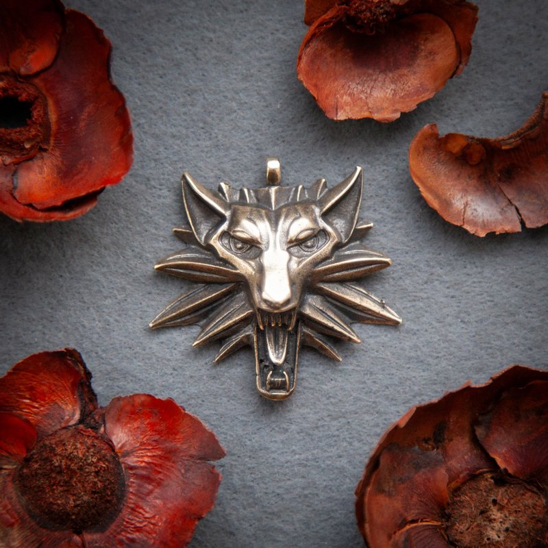 Massive wolf pendant on leather cord. Witcher jewelry. Handcrafted necklace. - 項鍊 - 其他金屬 橘色