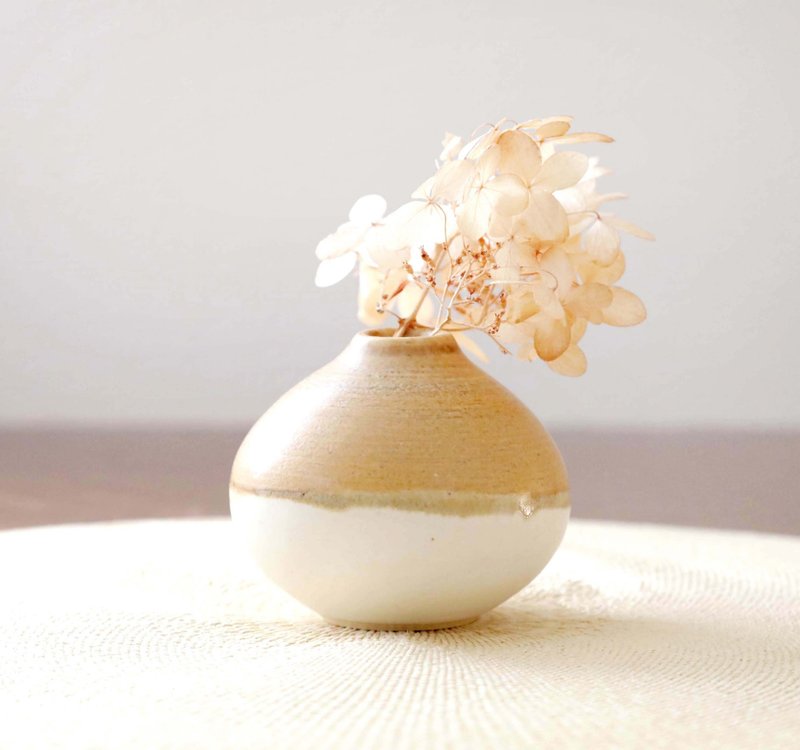 Plump round yellow and white vase 2 - เซรามิก - ดินเผา สีส้ม