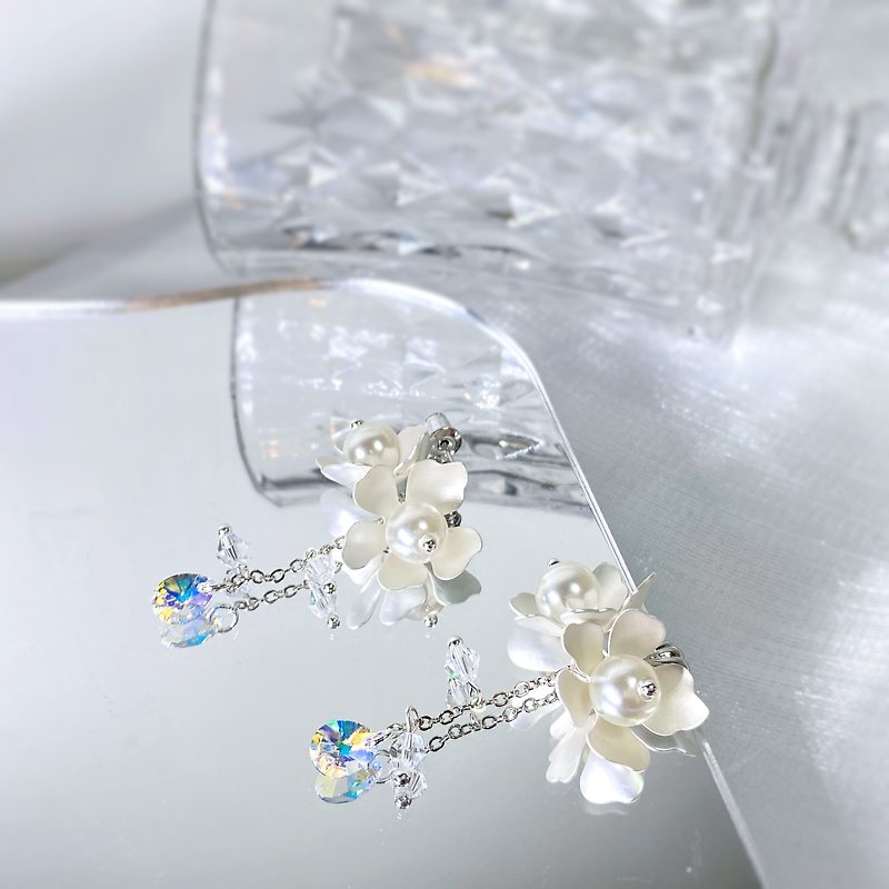 Dumb Silver Pearl Floret | Swarovski Crystal Earrings - ต่างหู - คริสตัล สีเงิน