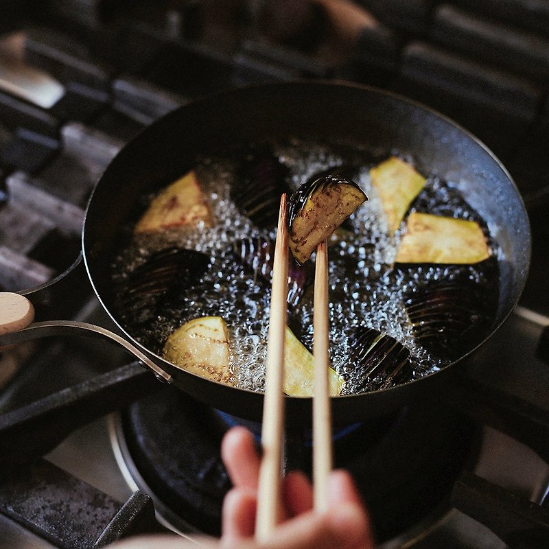 Japanese peace FREIZ enzo Japanese-made thick-bottomed black iron Chinese wok with wooden handle (IH corresponding)-22cm - เครื่องครัว - โลหะ สีดำ