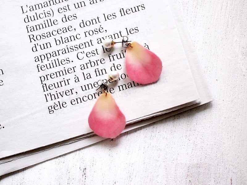 Dance of Rose (Bell Rose) Earring / earring - Earrings & Clip-ons - Other Materials Pink