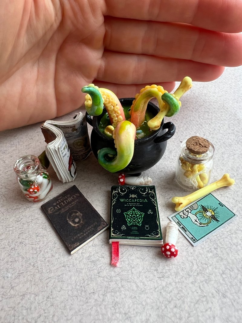 Miniature cauldron set with magical decor - 公仔/玩偶 - 其他金屬 多色