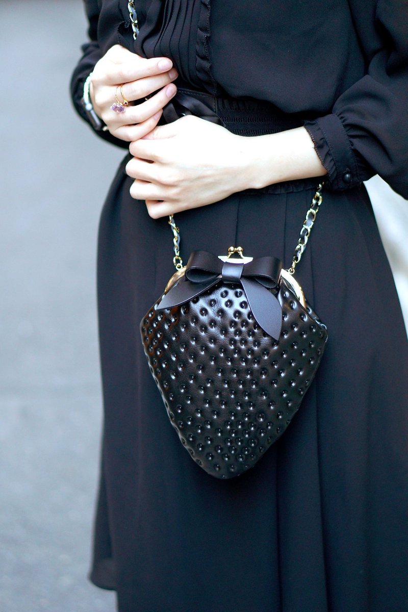 Black strawberry bag shoulder bag made of genuine leather - กระเป๋าแมสเซนเจอร์ - หนังแท้ สีดำ