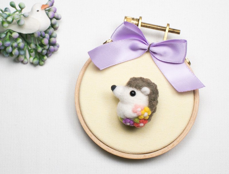 Needle-felted Flower Hedgehog (brooch/key ring/phone strap) - เข็มกลัด - ขนแกะ หลากหลายสี