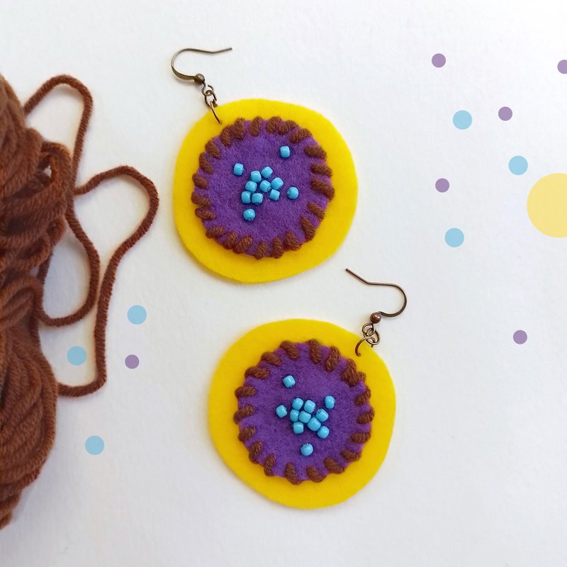 Cute Handmade colorful free-form earrings with hand-stitching on felt with beads - 耳環/耳夾/耳骨夾 - 繡線 