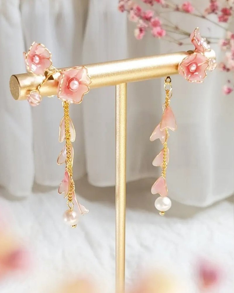 Fallen flowers. Crystal Flower Draped Cherry Blossom Stud Earrings - ต่างหู - เรซิน สึชมพู