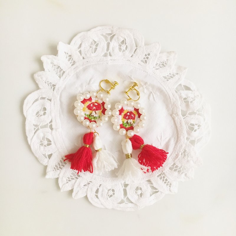 蘑菇系列 红白刺绣蘑菇耳环 - 耳環/耳夾 - 棉．麻 紅色