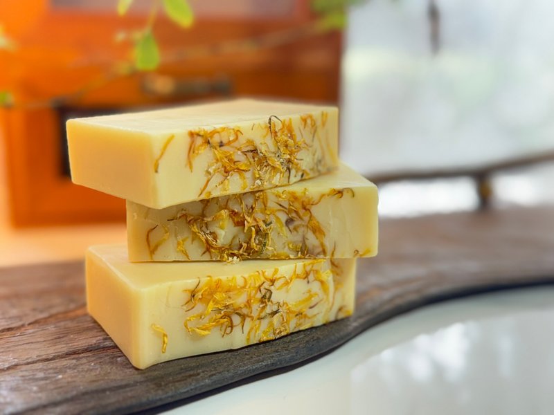 クラシックウーマンフレグランス潤いソープ | マリーゴールド植物エキス・檜エッセンシャルオイル ウッディノート - シャンプー - 寄せ植え・花 ゴールド