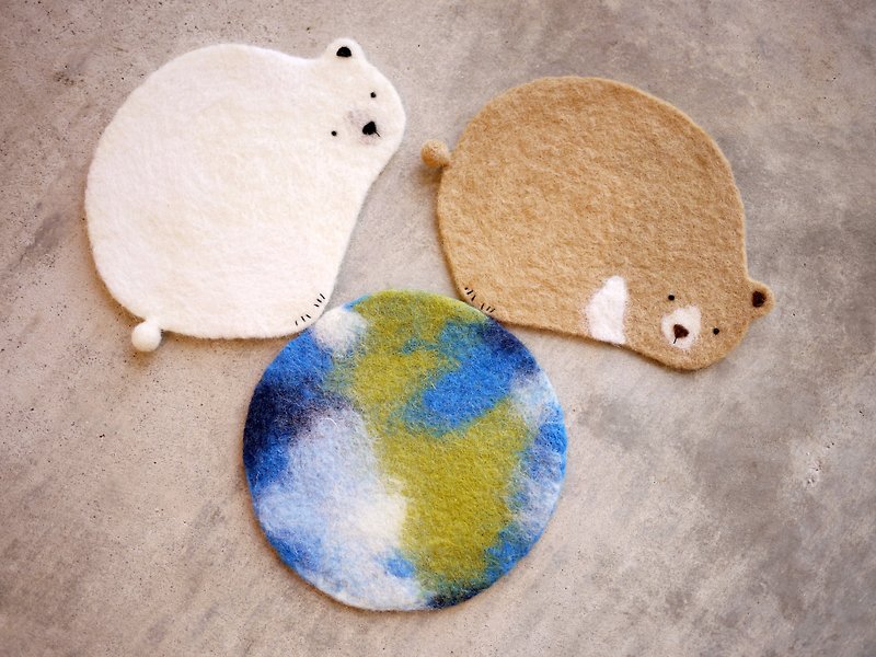 Leyang・Have fun with wool felt coaster-V-neck bear Belle squatting or standing - Coasters - Wool Brown