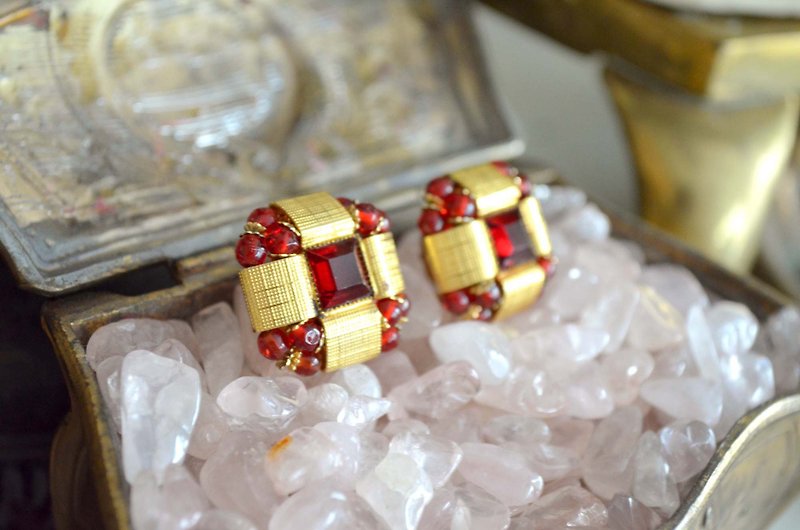 Red beads gold-plated square clip earrings Clip-On noble Japanese second-hand medieval jewellery vintage - ต่างหู - เครื่องประดับ สีทอง