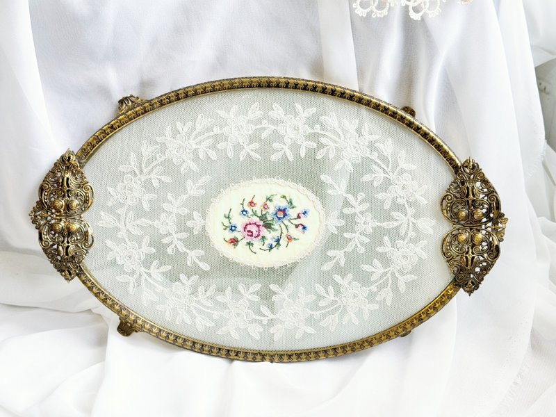 【好日戀物】英國手工刺繡花卉厚實玻璃華麗黃銅浮雕蕾絲托盤飾盤 - 擺飾/家飾品 - 銅/黃銅 多色