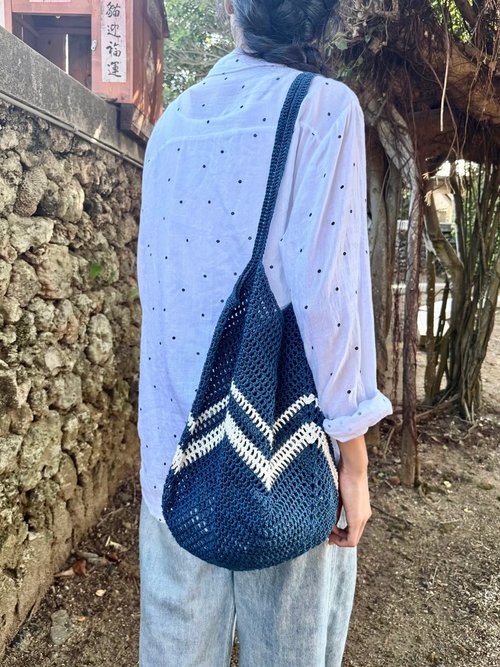 ネイビー ポンポン付き編みバッグ Cute palm-sized crocheted mini bag made from 2 balls of