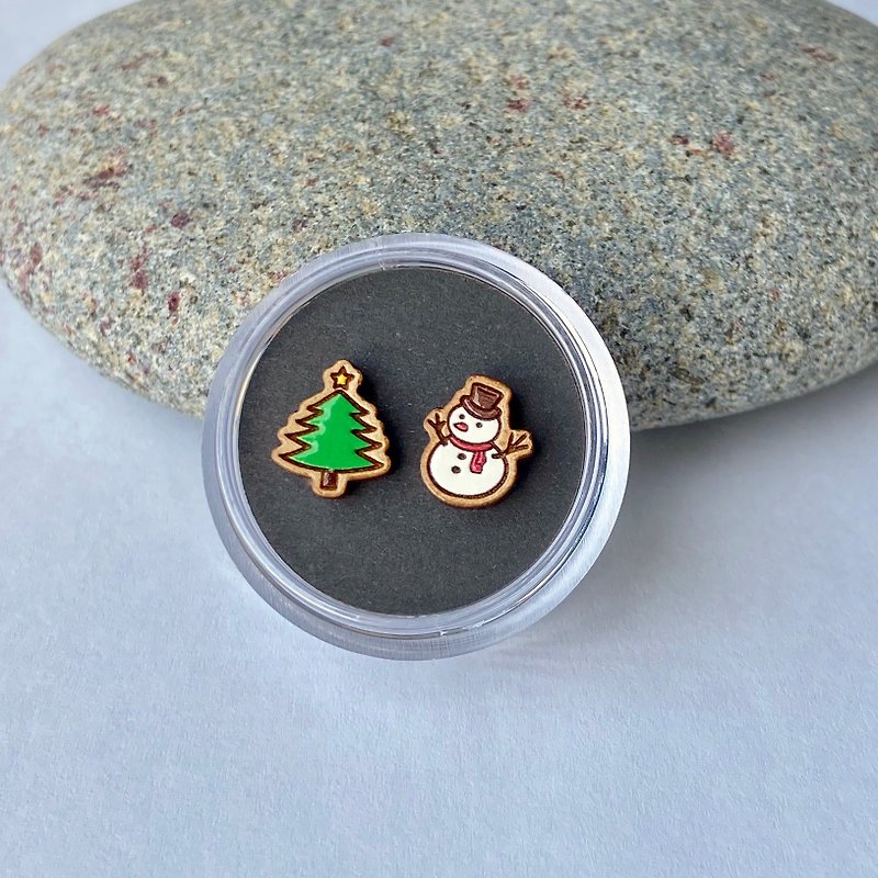 【聖誕限定】彩繪木耳環- 樹 VS 雪人(樹隨機) - 耳環/耳夾 - 木頭 多色