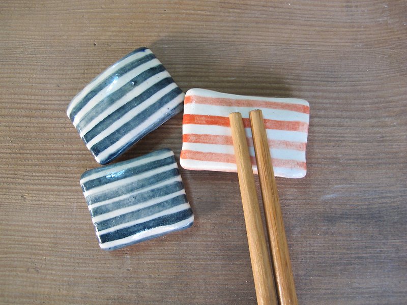 條紋枕頭-造型筷架 - 筷子/筷架 - 瓷 藍色