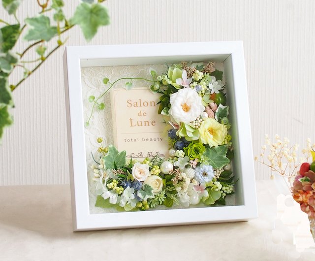 Glass frame with natural preserved & dried flowers in green with logo /  opening - Shop ohanabako Dried Flowers & Bouquets - Pinkoi