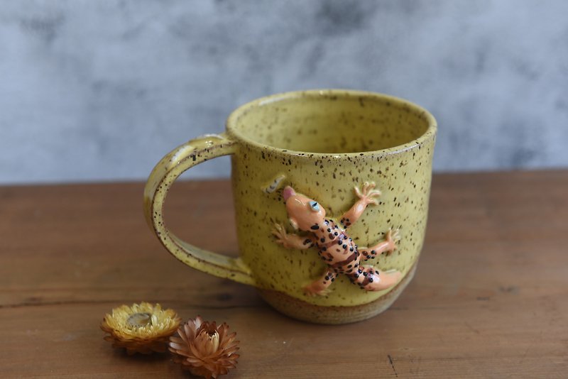 Hand-drawn orange gecko yellow glaze pottery cup 200cc - Cups - Pottery 
