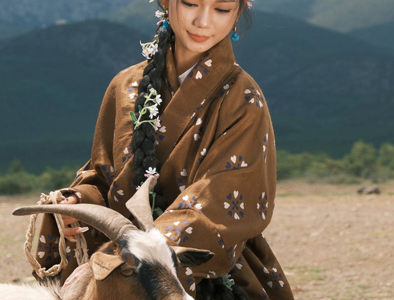 【云影漫過草甸】新中式復古藏風 愛心氆氌風衣外套 - 洋裝/連身裙 - 其他材質 多色