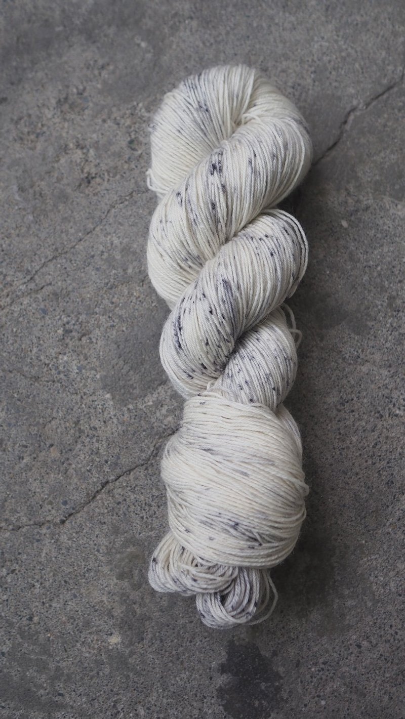 手染襪線-初雪 (4ply襪線/ 藍面羊) - 編織/刺繡/羊毛氈/縫紉 - 羊毛 白色