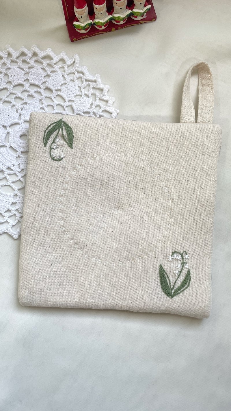 【芳小姐手作】幸福滿滿鈴蘭刺繡鍋墊 耶誕節禮物 新居落成禮物 - 擺飾/家飾品 - 棉．麻 多色