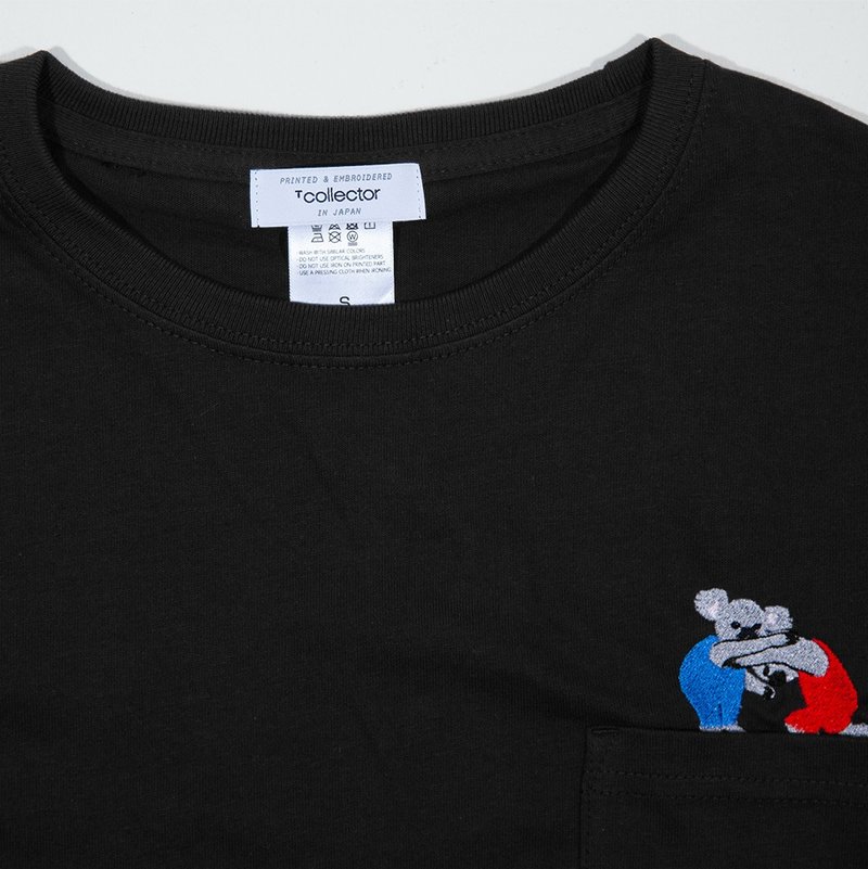 Loose Koala Wrestling Big Silhouette T-shirt with Pocket Unisex S-XL - เสื้อยืดผู้หญิง - ผ้าฝ้าย/ผ้าลินิน สีดำ