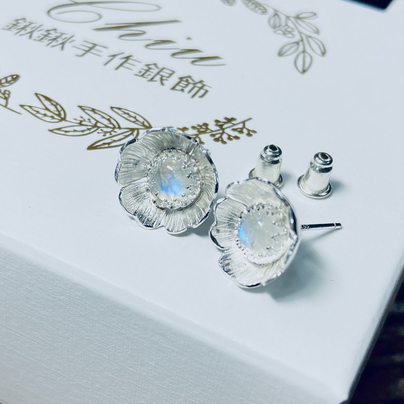 純銀 迷你 杓藥花 花朵 月光石 耳針 S384 - 耳環/耳夾/耳骨夾 - 純銀 銀色