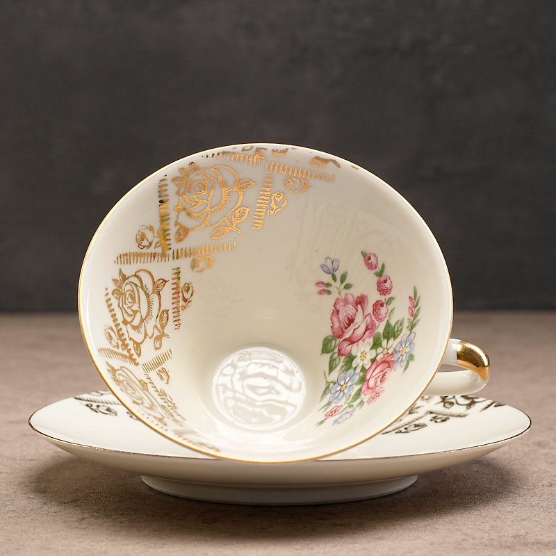 Vintage Bavarian tea cup and saucer with rose design made by Mitterteich - ถ้วย - เครื่องลายคราม หลากหลายสี
