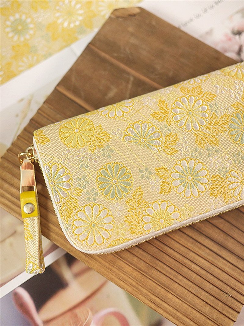 The Western Formation is woven with gold. Sugar flowers. yellow. Cloth clip/wallet/wallet - กระเป๋าสตางค์ - ผ้าไหม สีเหลือง