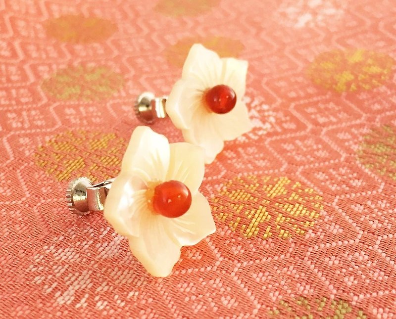Yukihana ◇ Shellfish Red agate Clip-On - Earrings & Clip-ons - Gemstone White