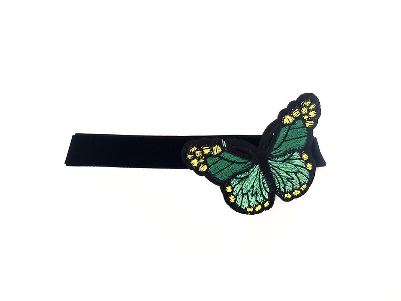 "Green Electric Embroidered Butterfly Necklace" - สร้อยคอ - หนังแท้ สีเขียว