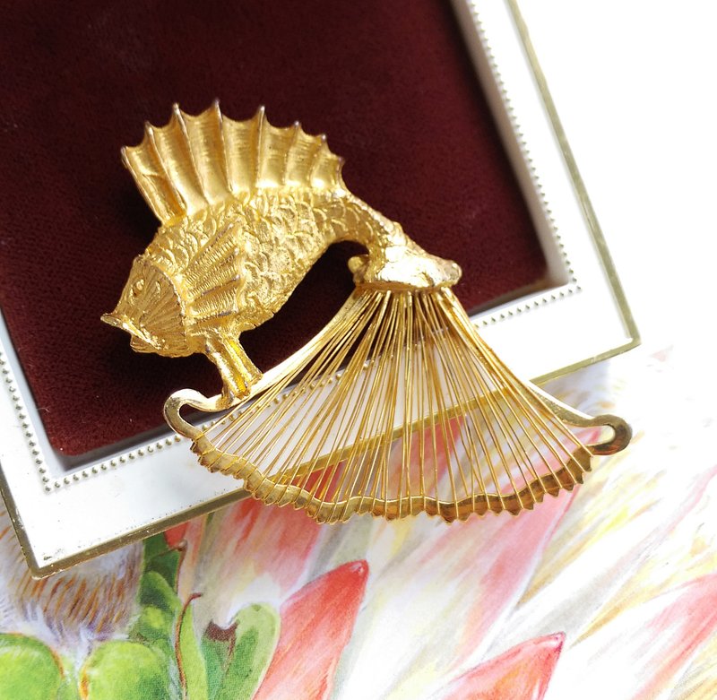 Vintage Jewelry 西洋古董飾品 魚兒 魚尾扇形 別針 - 徽章/別針 - 其他金屬 金色