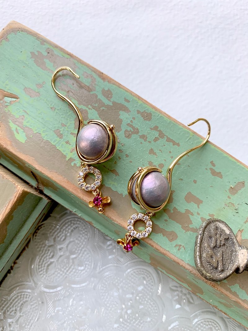 Newtro新復古日本棉花珍珠綴小黃銅花耳環 - 耳環/耳夾 - 其他材質 多色